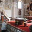 oltár a kazateľnica s drevenou plastikou sv Ondreja