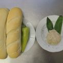 Piatok - raňajky (tuniaková nátierka s medvedím cesnakom, bagety, zelenina)