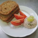 Sobota - raňajky (uhorská nátierka, chlieb, zelenina)
