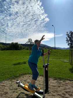 Cvičenie na workoutovom ihrisku