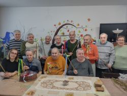 Výroba korbáčov a vajíčok s pracovníčkami knižnice