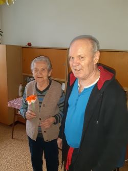 Mdž – rozdávanie ručne vyrábaných kvietkov pre ženy v našom zariadení - m_20200311_100038