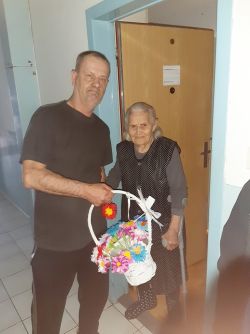 Mdž – rozdávanie ručne vyrábaných kvietkov pre ženy v našom zariadení - m_20200311_101206