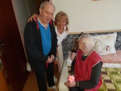 Mdž – rozdávanie ručne vyrábaných kvietkov pre ženy v našom zariadení - m_20200311_101748
