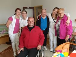 Mdž – rozdávanie ručne vyrábaných kvietkov pre ženy v našom zariadení - m_20200311_102512