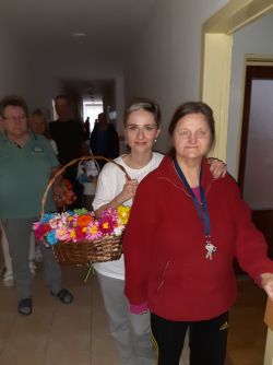 Mdž – rozdávanie ručne vyrábaných kvietkov pre ženy v našom zariadení - m_20200311_102919