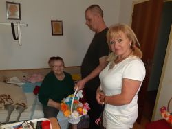 Mdž – rozdávanie ručne vyrábaných kvietkov pre ženy v našom zariadení - m_20200311_103125