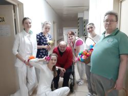 Mdž – rozdávanie ručne vyrábaných kvietkov pre ženy v našom zariadení - m_20200311_104300