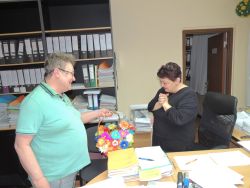 Mdž – rozdávanie ručne vyrábaných kvietkov pre ženy v našom zariadení - m_DSCN2002