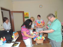 Mdž – rozdávanie ručne vyrábaných kvietkov pre ženy v našom zariadení - m_DSCN2004