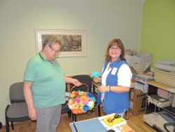 Mdž – rozdávanie ručne vyrábaných kvietkov pre ženy v našom zariadení - m_DSCN2010