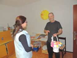 Mdž – rozdávanie ručne vyrábaných kvietkov pre ženy v našom zariadení - m_DSCN2011