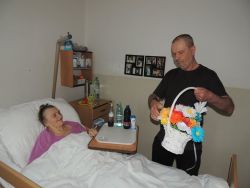 Mdž – rozdávanie ručne vyrábaných kvietkov pre ženy v našom zariadení - m_DSCN2034