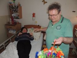 Mdž – rozdávanie ručne vyrábaných kvietkov pre ženy v našom zariadení - m_DSCN2044