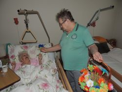 Mdž – rozdávanie ručne vyrábaných kvietkov pre ženy v našom zariadení - m_DSCN2049
