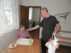 Mdž – rozdávanie ručne vyrábaných kvietkov pre ženy v našom zariadení - m_DSCN2052