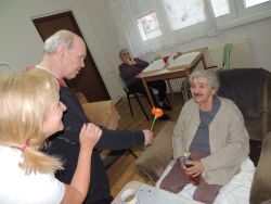 Mdž – rozdávanie ručne vyrábaných kvietkov pre ženy v našom zariadení - m_DSCN2057
