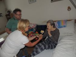 Mdž – rozdávanie ručne vyrábaných kvietkov pre ženy v našom zariadení - m_DSCN2063