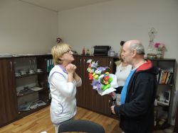 Mdž – rozdávanie ručne vyrábaných kvietkov pre ženy v našom zariadení - m_DSCN2080