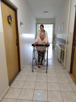 Rehabilitácia s fyzioterapeutkou - j15_zmensena