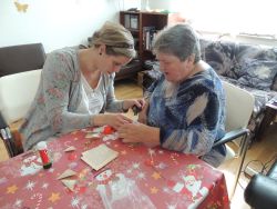 Tvorenie zo starých kníh - p. žiačková z knižnice - m_DSCN5145