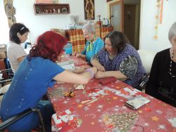 Tvorenie zo starých kníh - p. žiačková z knižnice - m_DSCN5151
