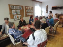 Tvorenie zo starých kníh - p. žiačková z knižnice - m_DSCN5169