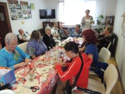 Tvorenie zo starých kníh - p. žiačková z knižnice - m_DSCN5175