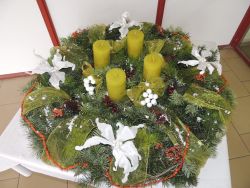 Adventný veniec zariadenia CSS Juh Trenčín umiestnený pri vstupe do zariadenia