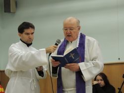 Požehnanie adventných vencov kňazom