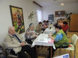 Naši obyvatelia si vyrábajú masky v klubovni