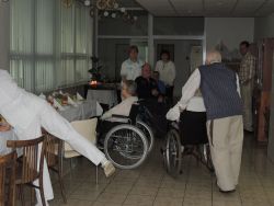 Obyvatelia nášho zariadenia prichádzajú k sviatočnému stolu