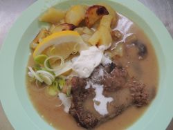 Streda - obed (hovädzie filé stroganov, opekané zemiaky)