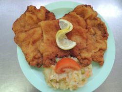 Štvrtok - obed (Wienerschnitzel so zemiakovým šalátom)