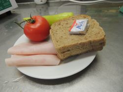 Nedeľa - raňajky (Pražská šunka, chlieb, maslo, zelenina)