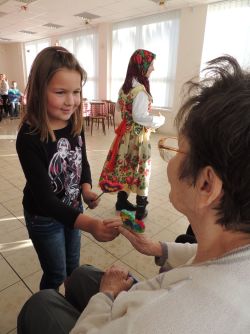 Rozdávanie darčekov, ktoré deti vyrobili pre seniorov