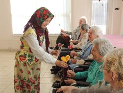 Rozdávanie darčekov, ktoré deti vyrobili pre seniorov