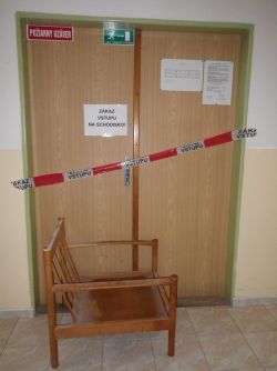 Zapečatenie dverí na schodiská z dôvodu bezpečnosti