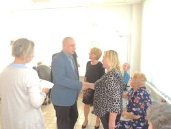 Blahoželanie jubilantom a odovzdanie darčekov