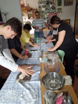 Modelovanie z hrnčiarskej hliny - 572773842_1383330166676438_8832643593754370701_n