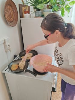 Pečenie zemiakových placiek - 513899806_1279934703682652_5436601060697246923_n_zmensena